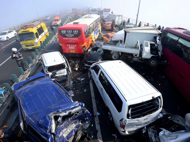Duas pessoas morreram e dezenas ficaram feridas em um engavetamento envolvendo cerca de 100 veículos em Incheon, Coreia do Sul