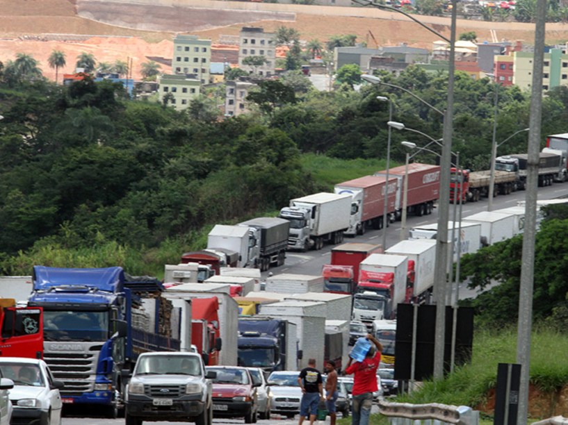 Paralisação de caminhoneiros na cidade de Betim, em Minas Gerais