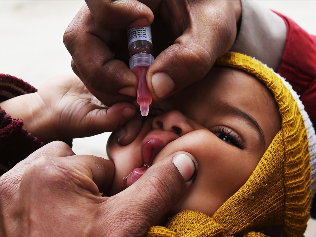 Representantes da saúde aplicam vacina durante uma campanha contra a Poliomielite em Peshawar, no Paquistão. Segundo a polícia, mais de 450 pais foram presos após negarem vacinar seus filhos, em março