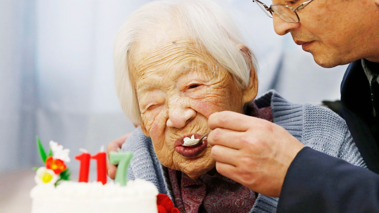 A japonesa Misao Okawa, reconhecida pelo Guinness Book como a pessoa mais velha do mundo, come bolo durante comemoração de seu aniversário de 117 anos em Osaka, Japão