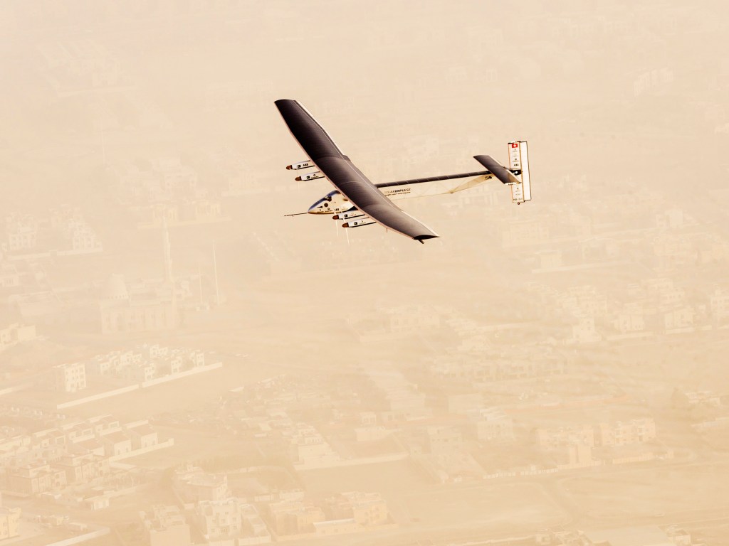 O Solar Impulse 2 pesa 2.300 kg e é alimentado por mais de 17 mil células solares embutidas nas suas asas, que medem 72 metros