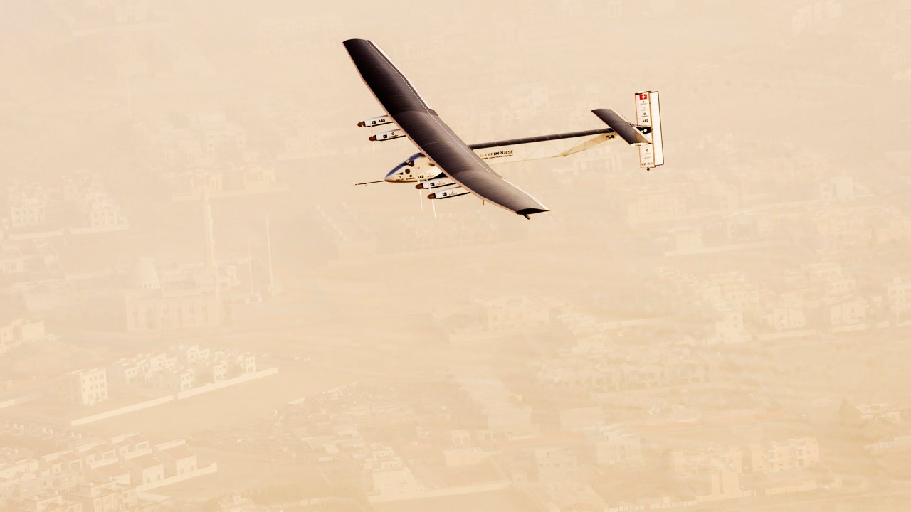 O Solar Impulse 2 pesa 2.300 kg e é alimentado por mais de 17 mil células solares embutidas nas suas asas, que medem 72 metros