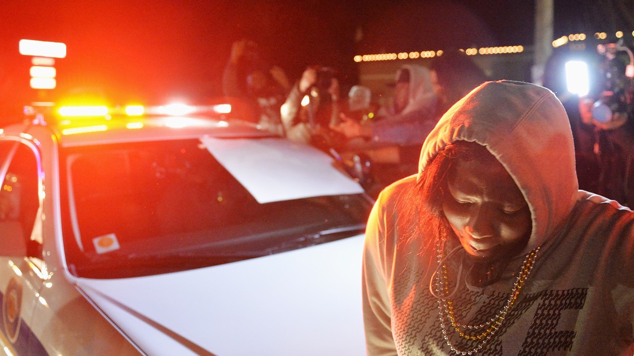 Manifestantes protestam em frente ao Departamento de Polícia de Ferguson (EUA). O protesto começou após ao chefe da polícia, Tom Jackson, renunciar o cargo - 12/03/2015