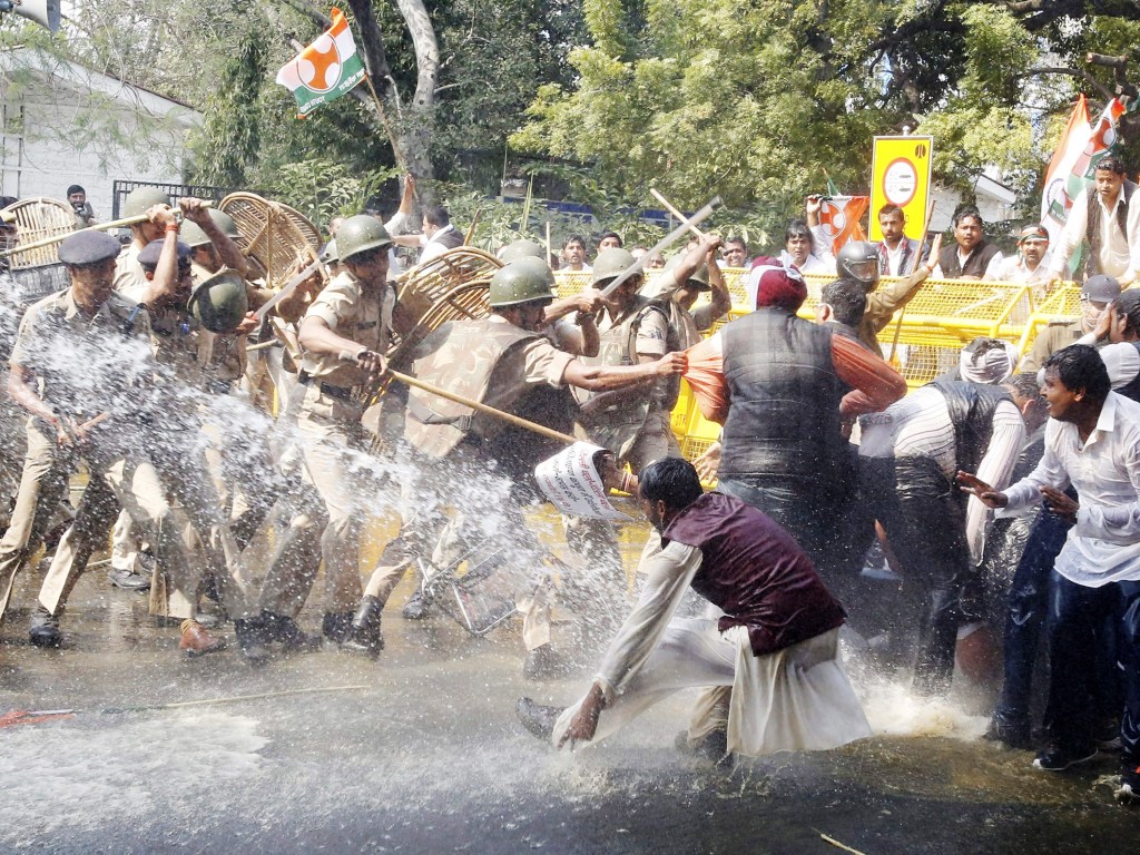 Polícia indiana usa canhões de água para dispensar manifestantes durante protesto em Nova Délhi - 16/03/2015