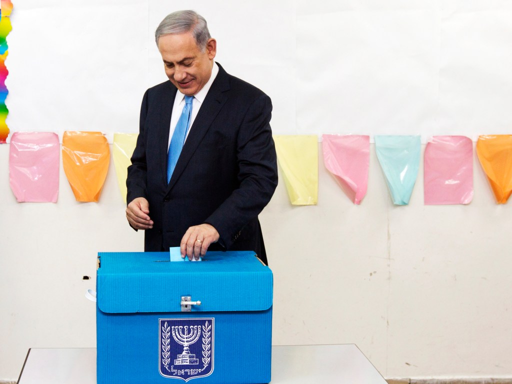 O primeiro ministro de Israel, Benjamin Netanyahu, lança seu voto durante as eleições em Jerusalém - 17/03/2015