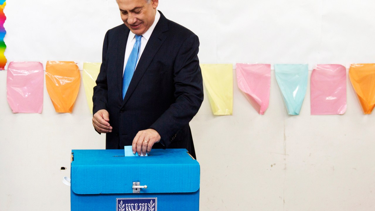 O primeiro ministro de Israel, Benjamin Netanyahu, lança seu voto durante as eleições em Jerusalém - 17/03/2015