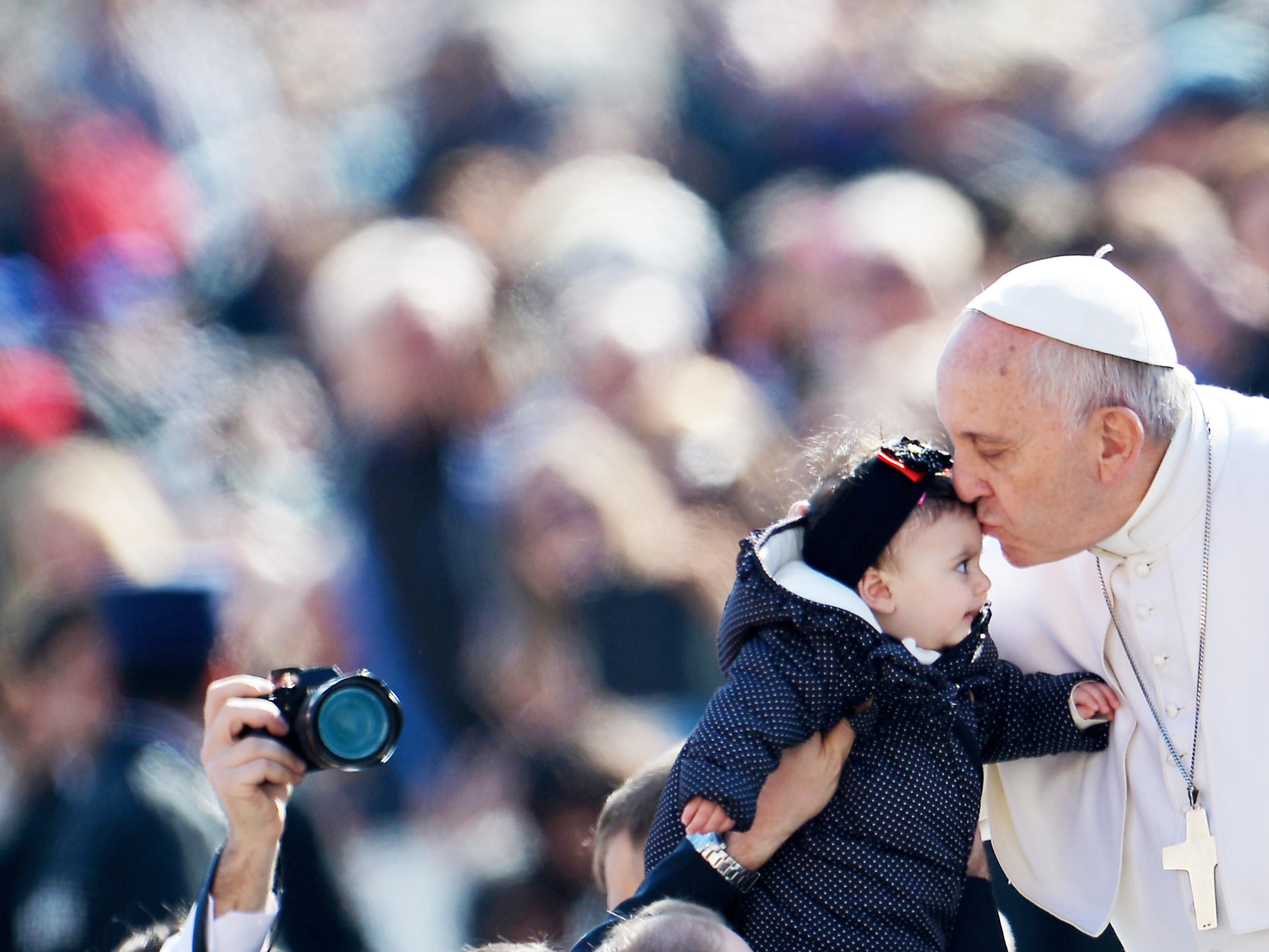 Papa Francisco beija uma bebê em sua chegada ao Vaticano para a audiência geral semanal - 18/03/2015