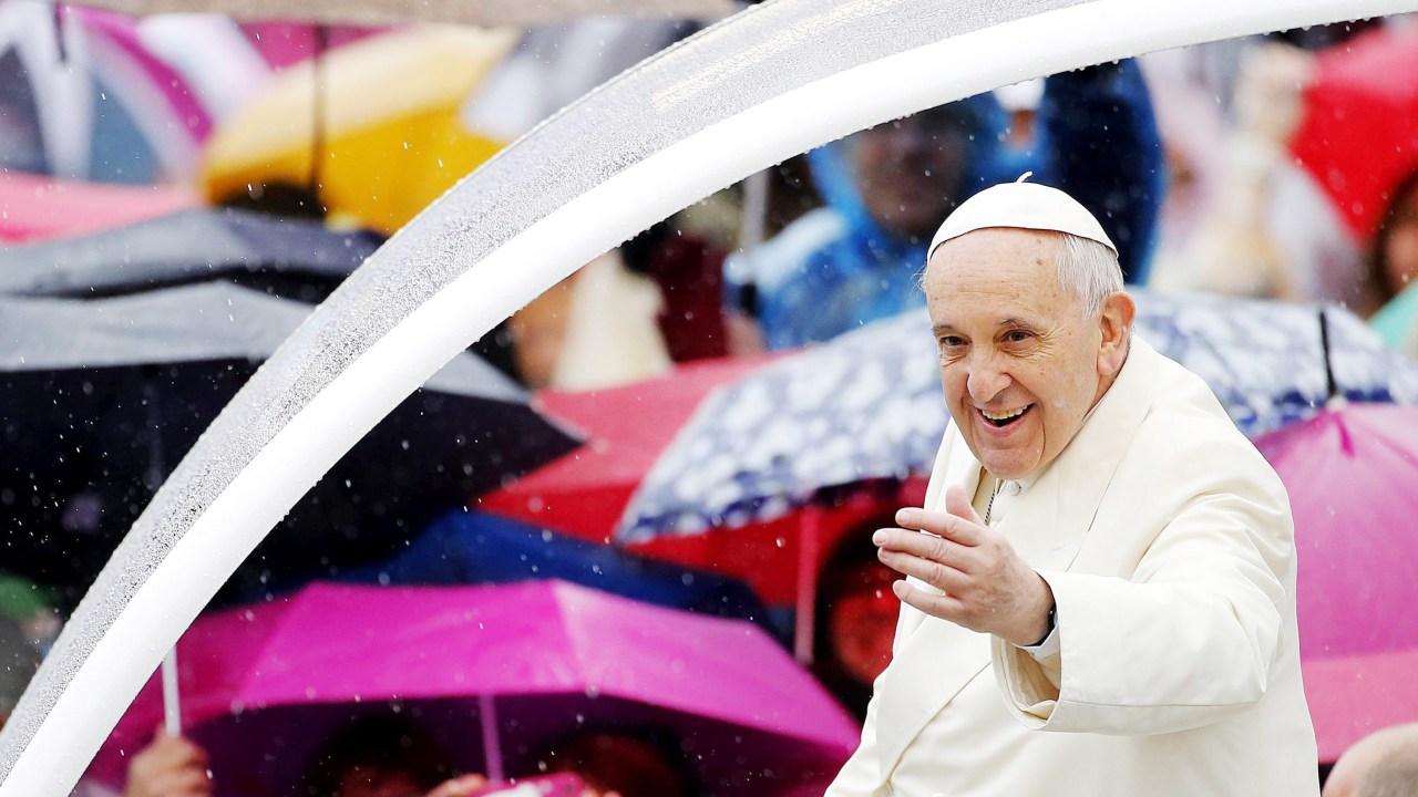 Papa Francisco acena para fiéis no momento de sua chegada ao Vaticano para a audiência geral semanal - 25/03/2015