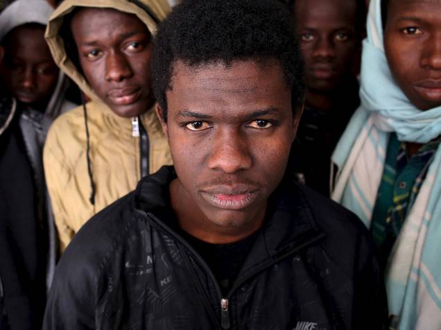 Grupo de migrantes ilegais no centro de imigração de Misrata, Líbia. Itália quer que Egito e Tunísia ajudem a resgatar navios acidentados de migrantes no mediterrâneo, para que os sobreviventes sejam levados de volta à Afríca e não para portos europeus - 25/03/15