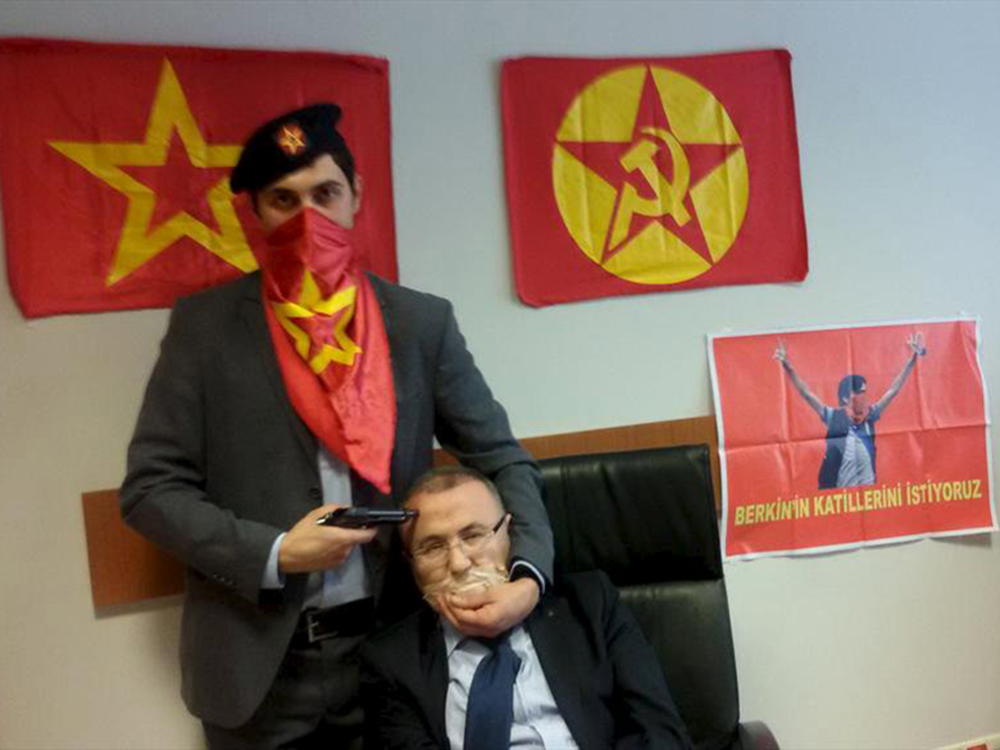 Grupo radical de extrema esquerda faz promotor Mehmet Selim Kiraz de refém, em Istambul. O Partido-Frente de Libertação Popular Revolucionária(DHKP-C) publicou uma foto com uma arma apontada para o promotor e ameaçou matá-lo se suas exigências não forem cumpridas
