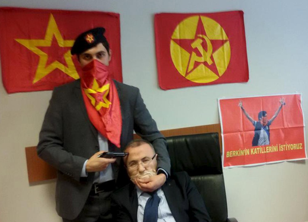 Grupo radical de extrema esquerda faz promotor Mehmet Selim Kiraz de refém, em Istambul. O Partido-Frente de Libertação Popular Revolucionária(DHKP-C) publicou uma foto com uma arma apontada para o promotor e ameaçou matá-lo se suas exigências não forem cumpridas