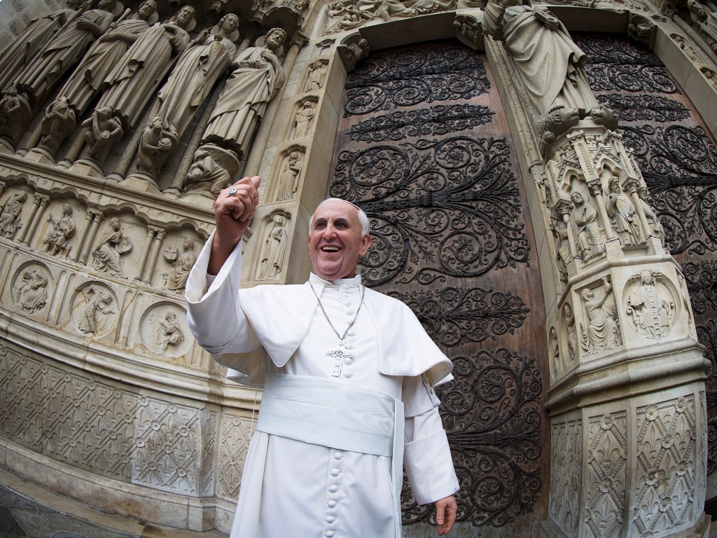 Boneco de cera do Papa Francisco é apresentando para a imprensa em frente a catedral de Notre Dame, em Paris. A figura em tamanho real ficará exposta no museu Grevin para os visitantes - 02/04/2015