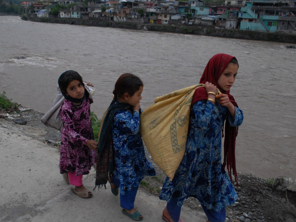 Crianças refugiadas andam nas margens do rio Neelum, em Muzaffarabad, Paquistão. Cerca de 11.000 refugiados afegãos devem ser expulsos como parte de um plano nacional anti-terrorismo - 02/04/2015