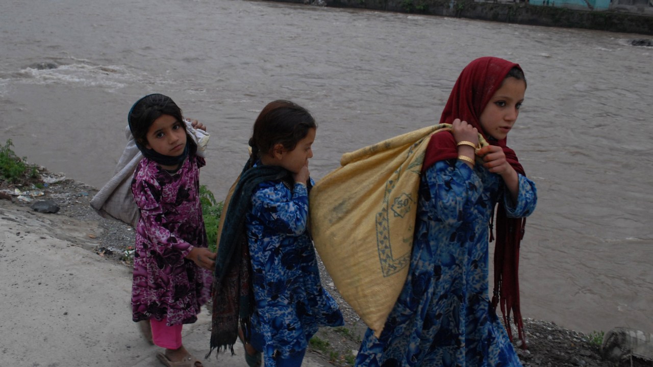 Crianças refugiadas andam nas margens do rio Neelum, em Muzaffarabad, Paquistão. Cerca de 11.000 refugiados afegãos devem ser expulsos como parte de um plano nacional anti-terrorismo - 02/04/2015