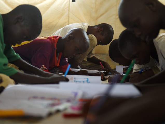 Jovens nigerianos desenham durante programa de terapia para refugiados. Sete civis foram mortos em ataque recente de rebeldes do Boko Haram