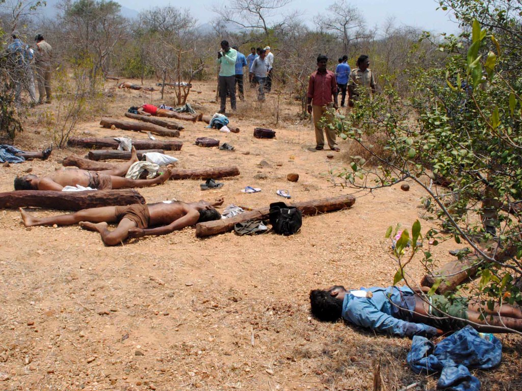 Corpos de suspeitos de tráfico de sândalo são vistos após confronto com policiais na floresta de Seshachalam, na Índia. Cerca de 20 pessoas morreram no conflito - 07/04/2015