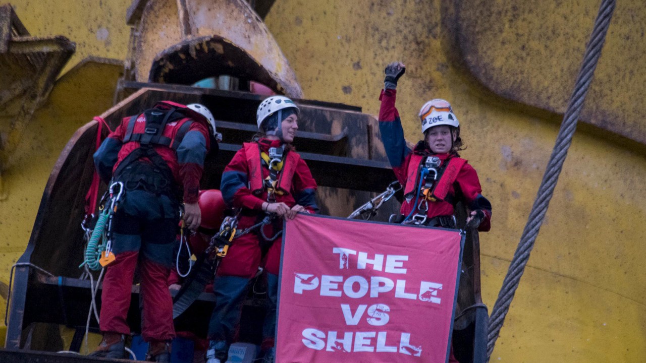 Ativistas do Greenpeace ocupam plataforma de petróleo da Shell