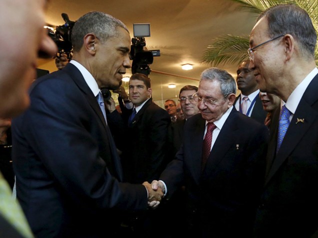 Os presidentes Barack Obama e Raúl Castro dão aperto de mão em encontro na Cúpula das Américas, no Panamá