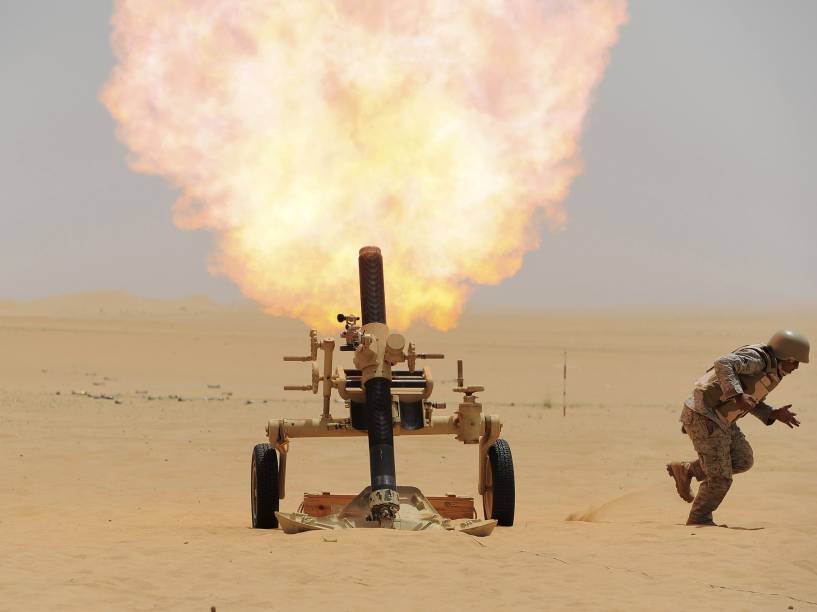 Soldado saudita dispara um morteiro contra os Houthi, na fronteira com o Iêmen - 21/04/2015