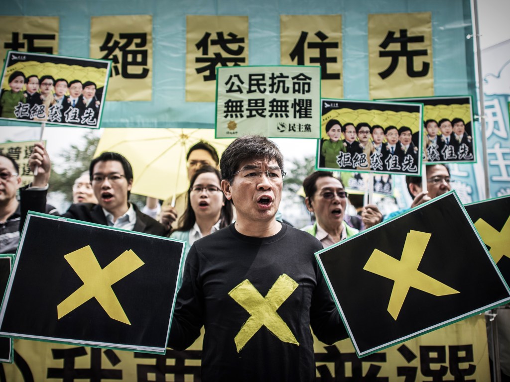 Manifestantes protestam em frente ao prédio do governo em Hong Kong contra as novas propostas de reforma eleitoral - 22/04/2015