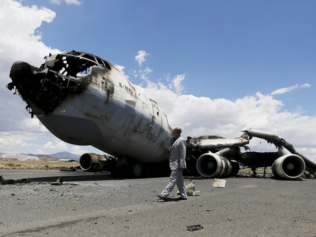 Após bombardeiro, carcaça de avião é vista na pista do Aeroporto Internacional de Sanaa, capital do Iêmen - 05/05/2015