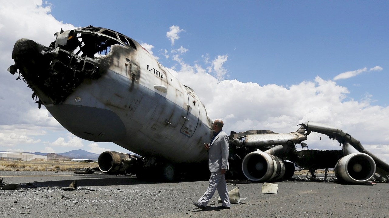 Após bombardeiro, carcaça de avião é vista na pista do Aeroporto Internacional de Sanaa, capital do Iêmen - 05/05/2015