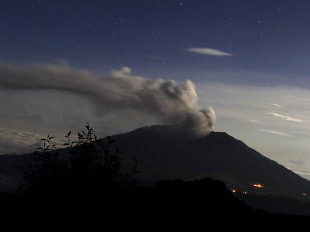 <p>Vulcão Turrialba, em erupção desde segunda feira (4), expele nuvem de cinzas próximo a San Gerardo de Irazu, Costa Rica - 06/05/2015</p>