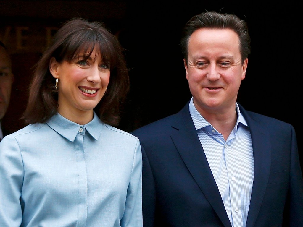 O primeiro-ministro do Reino Unido, David Cameron, acompanhado da mulher deixa seção eleitoral após votar nas eleições que irão definir o próximo governo do Reino Unido