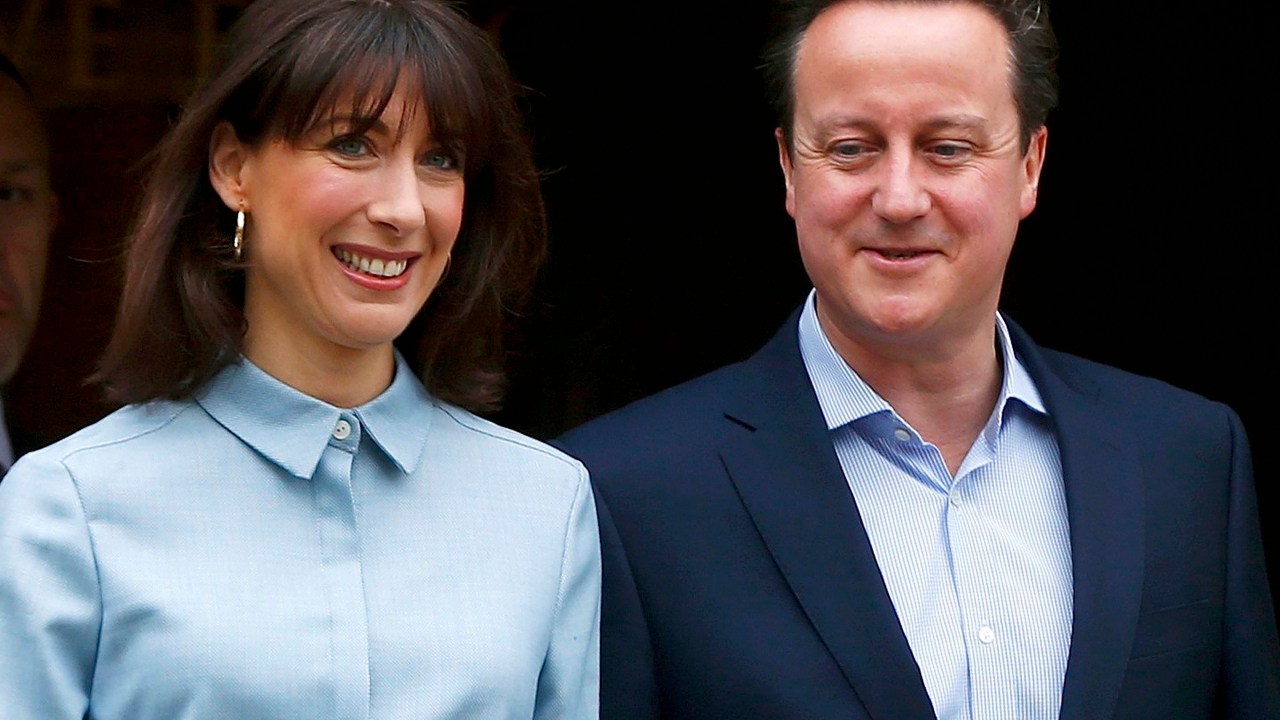 O primeiro-ministro do Reino Unido, David Cameron, acompanhado da mulher deixa seção eleitoral após votar nas eleições que irão definir o próximo governo do Reino Unido