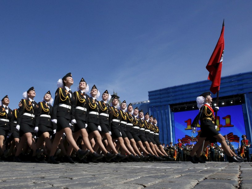 Oficiais russas marcham durante ensaio da parada do "Dia da vitória", celebração da vitória contra a Alemanha nazista na segunda guerra mundial, no centro de Moscou, Rússia