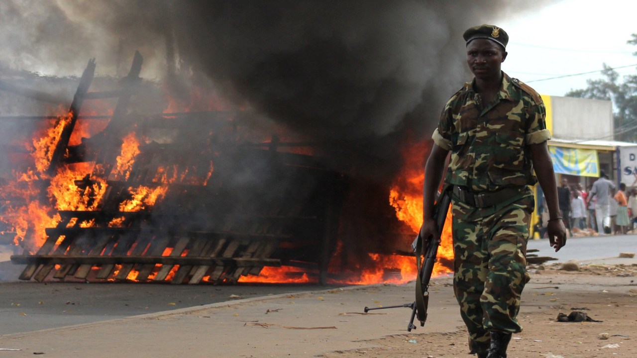 Soldado caminha em frente a uma barricada erguida por manifestantes contrários ao terceiro mandato de Pierre Nkurunziza, classificado pela oposição como uma violação à constituição, em Bujumbura, Burundi - 07/05/2015