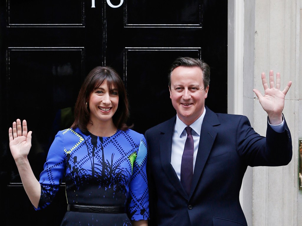 O primeiro-ministro da Grã-Bretanha, David Cameron e sua esposa Samantha, posam durante a chegada na Downing Street, em Londres - 08/05/2014
