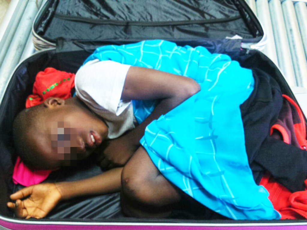 Garoto de oito anos é encontrado dentro de uma mala enquanto tentava atravessar a fronteira entre Marrocos e Espanha; uma jovem de 19 anos tentou cruzar a fronteira levando a criança e foi detida por agentes da Guarda Civil