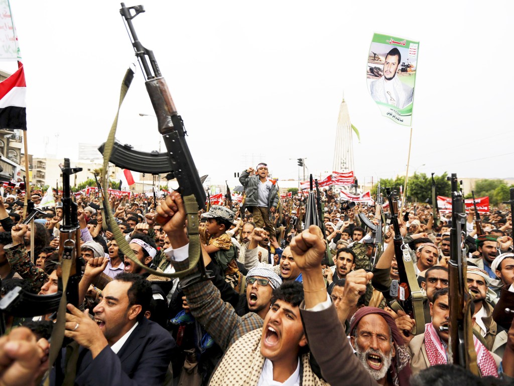 Manifestantes seguram armas e protestam contra os ataques aéreos sauditas em Sanaa, no Iêmen - 08/05/2015