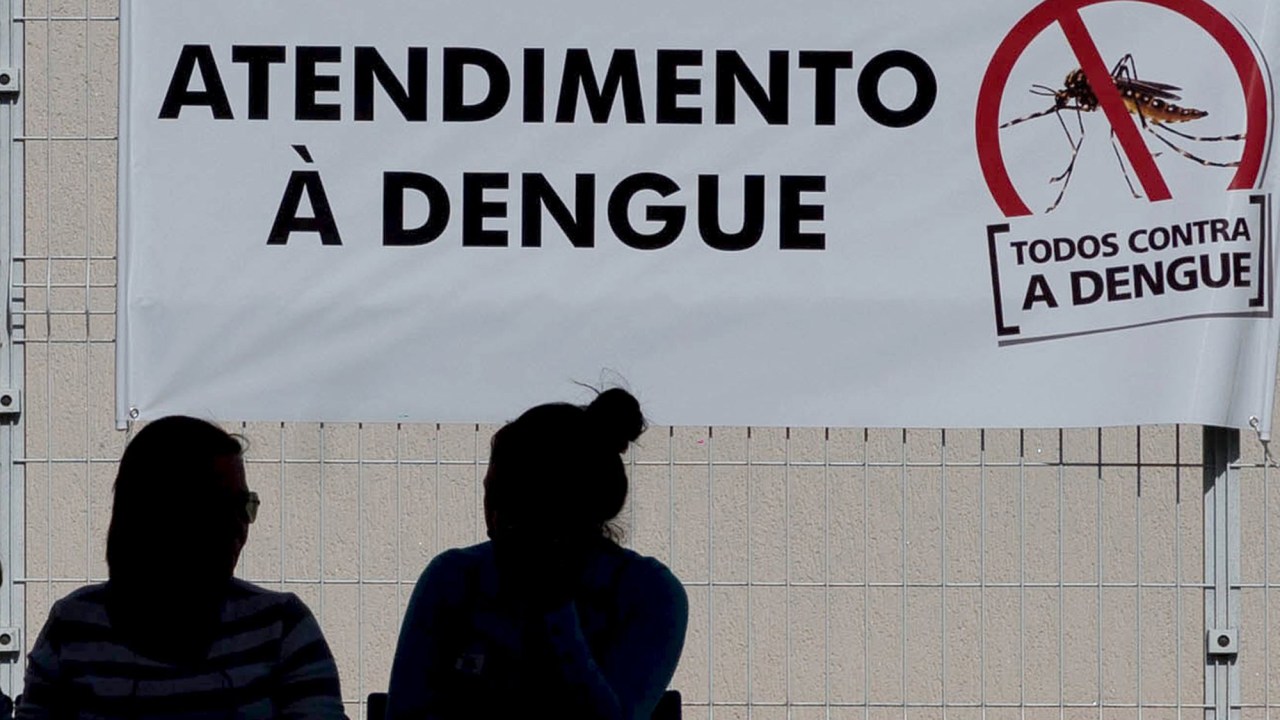 Pacientes com sintomas de dengue aguardam atendimento em São José dos Campos, no interior de São Paulo