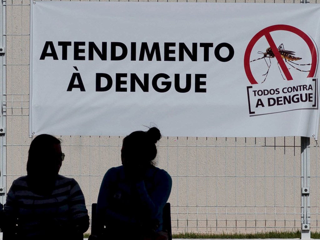 Pacientes com sintomas de dengue aguardam atendimento em São José dos Campos, no interior de São Paulo