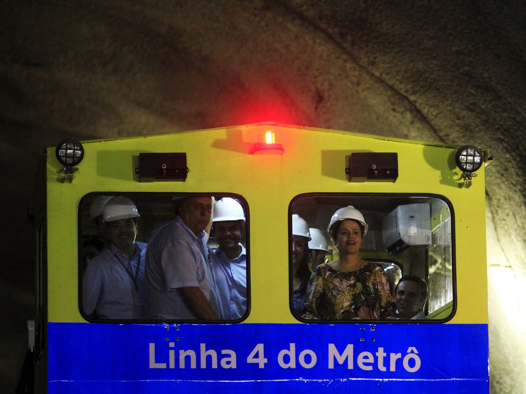 No início de 2015, Dilma visitou um trecho da linha de metrô do Rio que ligará a Zona Sul à Barra da Tijuca; meses depois, obras empacaram