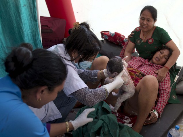 Uma mulher de 20 anos deu à luz uma menina num local provisório para atendimento de pacientes do lado de fora do Hospital de Bhaktapur, no Nepal, poucas horas após o novo tremor, nesta terça-feira (12)