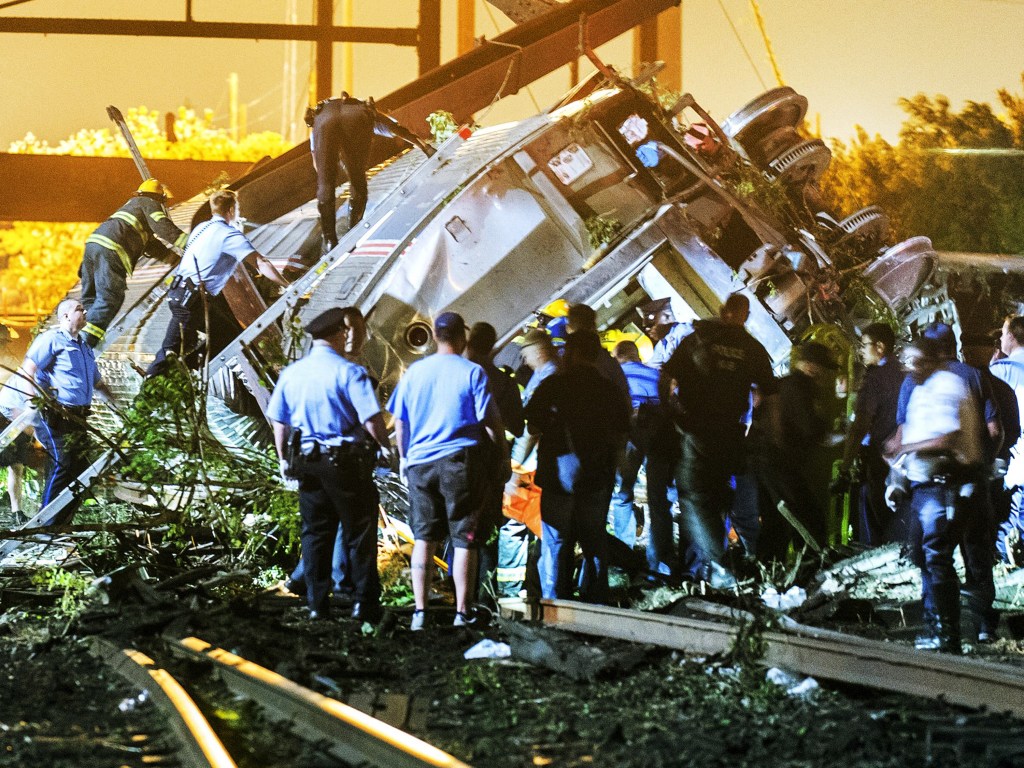 Esquipe de resgate sobe em meio aos destroços de um trem que descarrilou na Filadélfia, Amtrak, nos EUA. Pelo menos cinco pessoas morreram e cerca de 50 ficaram feridas - 13/05/2015