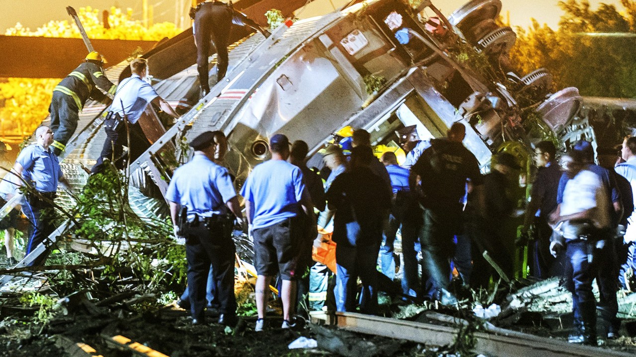Esquipe de resgate sobe em meio aos destroços de um trem que descarrilou na Filadélfia, Amtrak, nos EUA. Pelo menos cinco pessoas morreram e cerca de 50 ficaram feridas - 13/05/2015