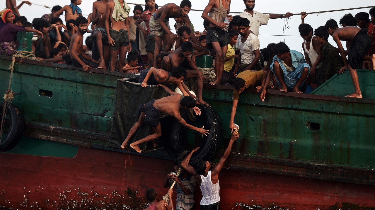 Migrantes da etnia muçulmana Rohingya presos em um barco à deriva tentam recolher os alimentos lançados por um helicóptero do exército tailandês ao largo da ilha do sul de Koh Lipe no mar de Andaman, na Tailândia - 14/05/2015