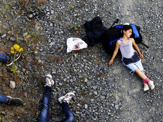 Menina descansa antes de cruzar a Macedônia juntamente com outros 45 imigrantes sírios - 15/05/2015