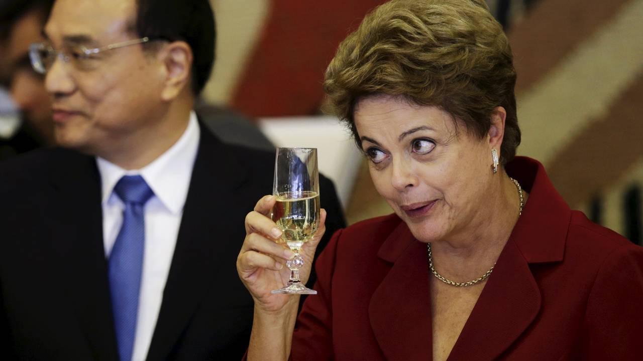 Presidente Dilma Rousseff oferece um brinde após almoço com o premiê chinês Li Keqiang no Palácio do Itamaraty, em Brasília - 19/05/2015