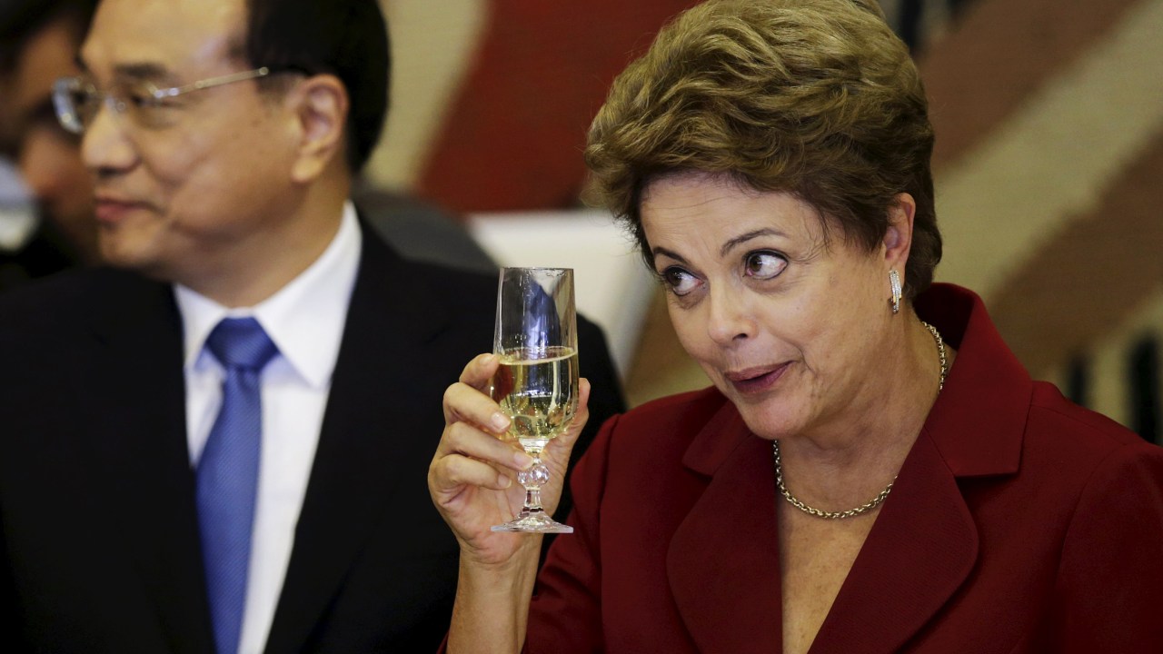 Presidente Dilma Rousseff oferece um brinde após almoço com o premiê chinês Li Keqiang no Palácio do Itamaraty, em Brasília - 19/05/2015