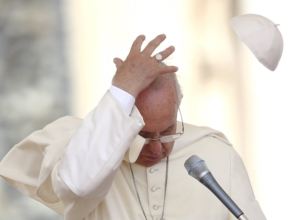 Papa Francisco perde o solidéu após uma rajada de vento durante audiência geral na praça de São Pedro, no Vaticano