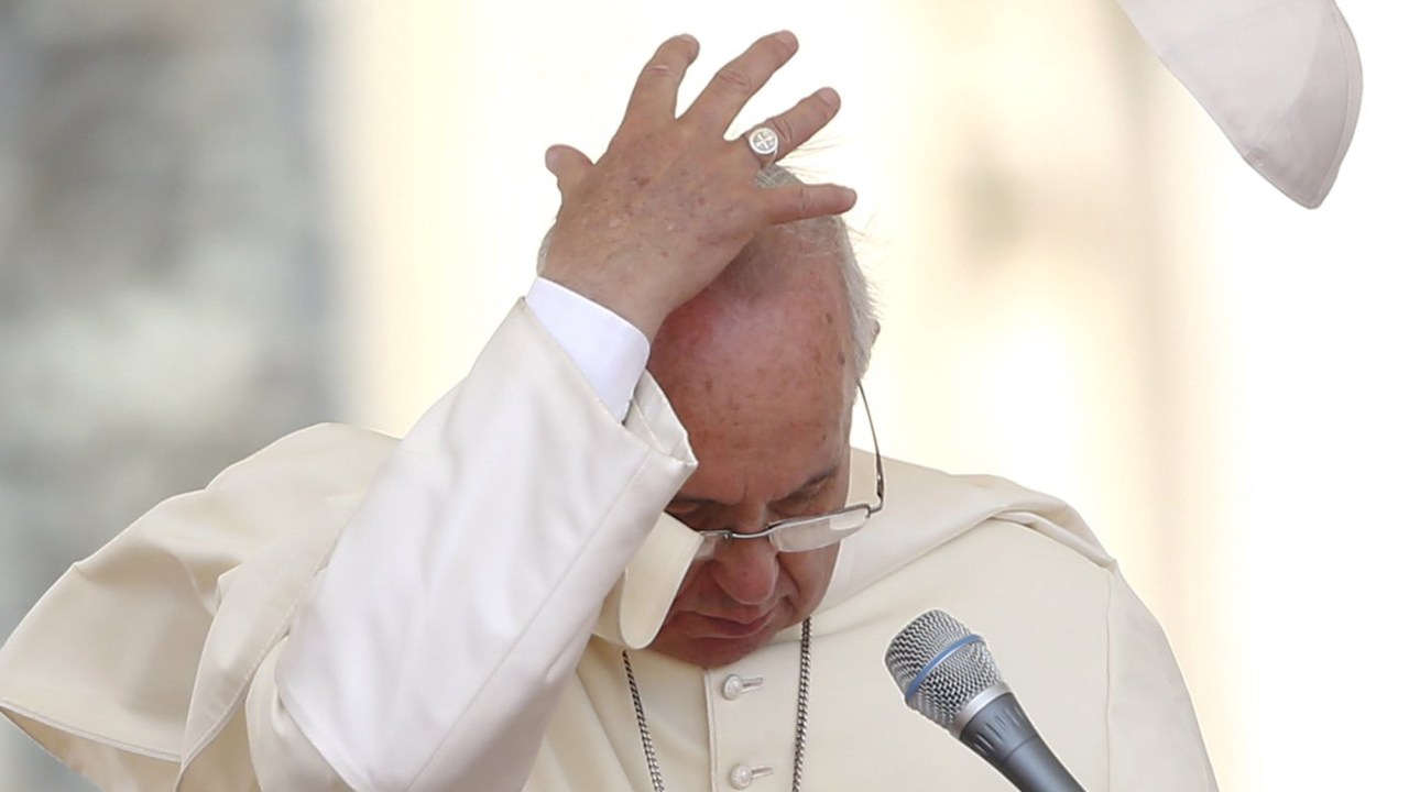 Papa Francisco perde o solidéu após uma rajada de vento durante audiência geral na praça de São Pedro, no Vaticano