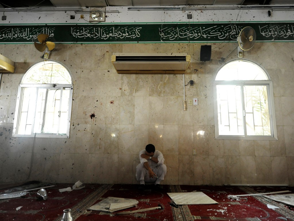 Homem reage após uma explosão dentro de uma mesquita, na cidade xiita de Qatif, na Arábia Saudita - 22/05/2015