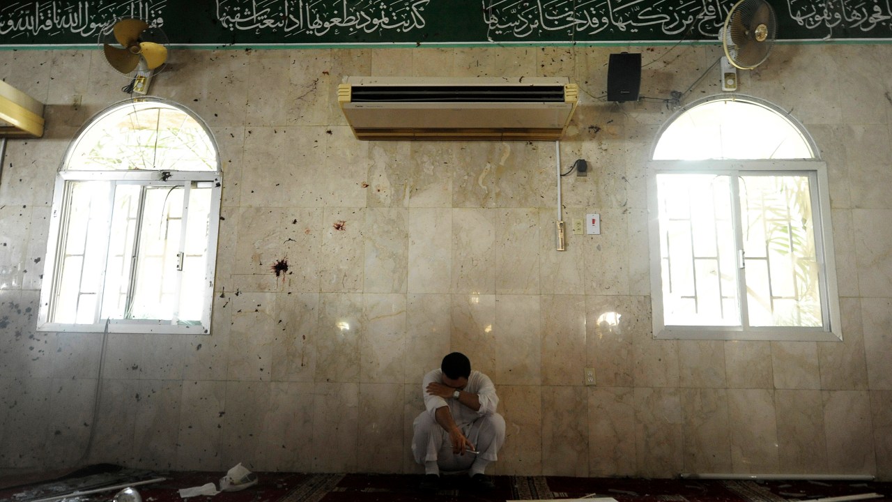 Homem reage após uma explosão dentro de uma mesquita, na cidade xiita de Qatif, na Arábia Saudita - 22/05/2015