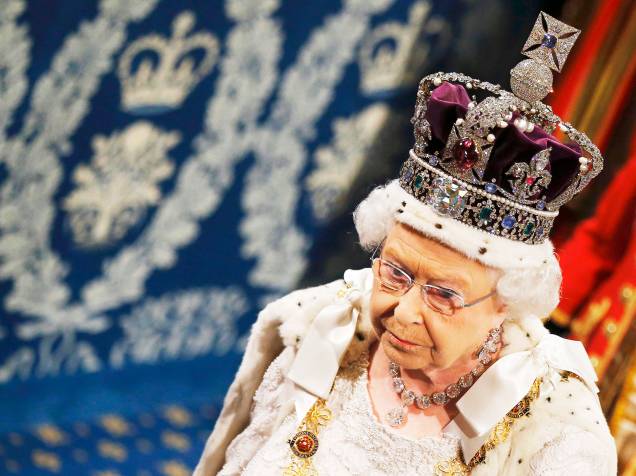 Rainha Elizabeth II chega ao palácio de Westminster, em Londres, para o discurso de abertura anual do Parlamento - 27/05/2015