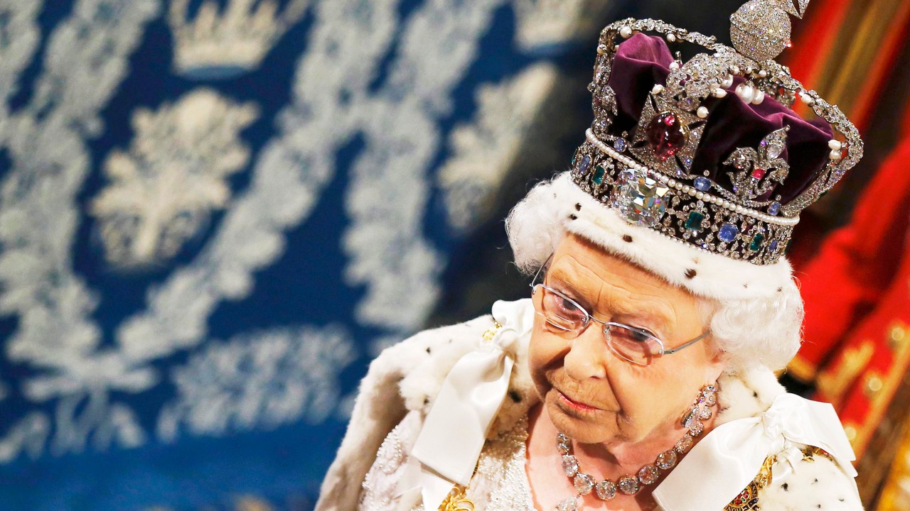 Rainha Elizabeth II chega ao palácio de Westminster, em Londres, para o discurso de abertura anual do Parlamento - 27/05/2015